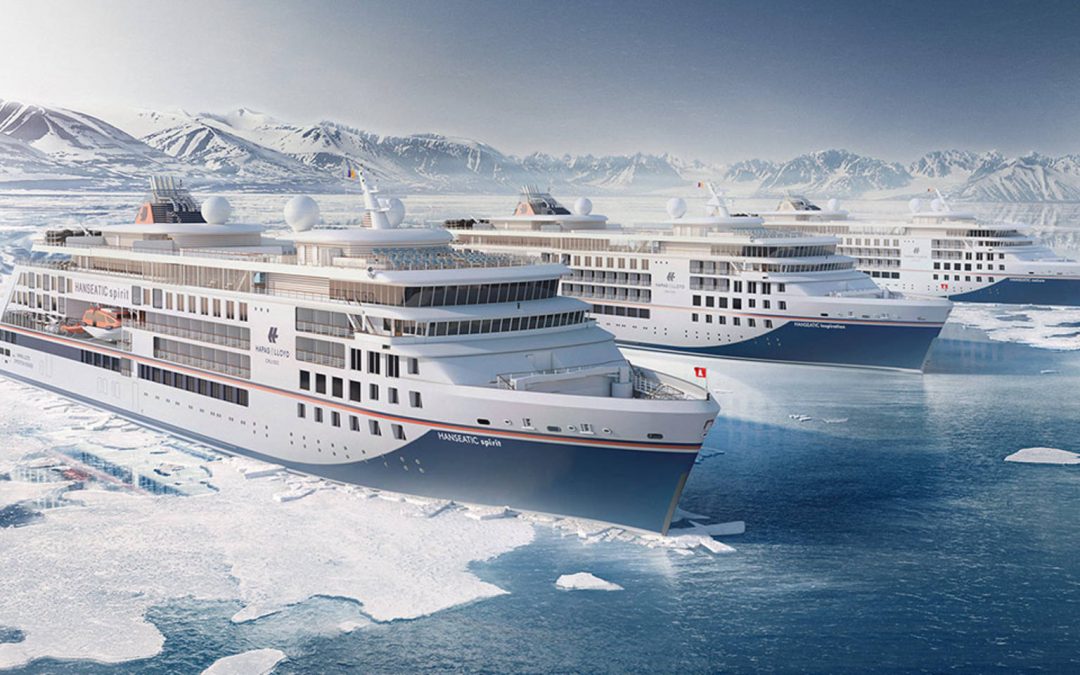 Drei Hanseatic Kreuzfahrtschiffe zwischen Eisschollen in der Polarregion