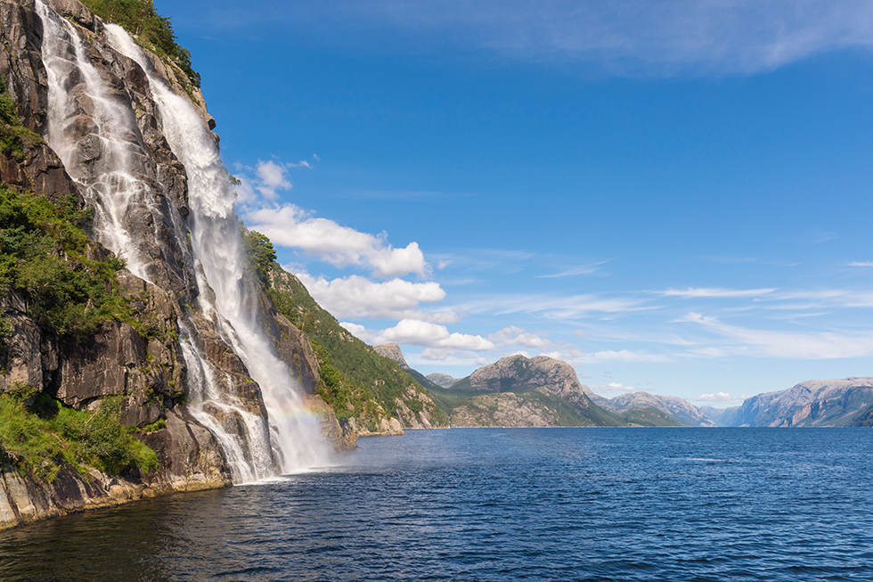 Lysefjord in Norwegen mit Wasserfall, aufgenommen von einem Boot bei Stavanger