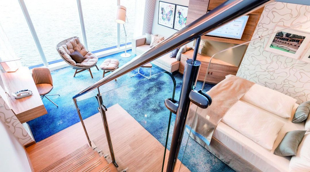 Suite auf einem TUI Cruises Schiff mit Panoramablick auf Himmel und Meer