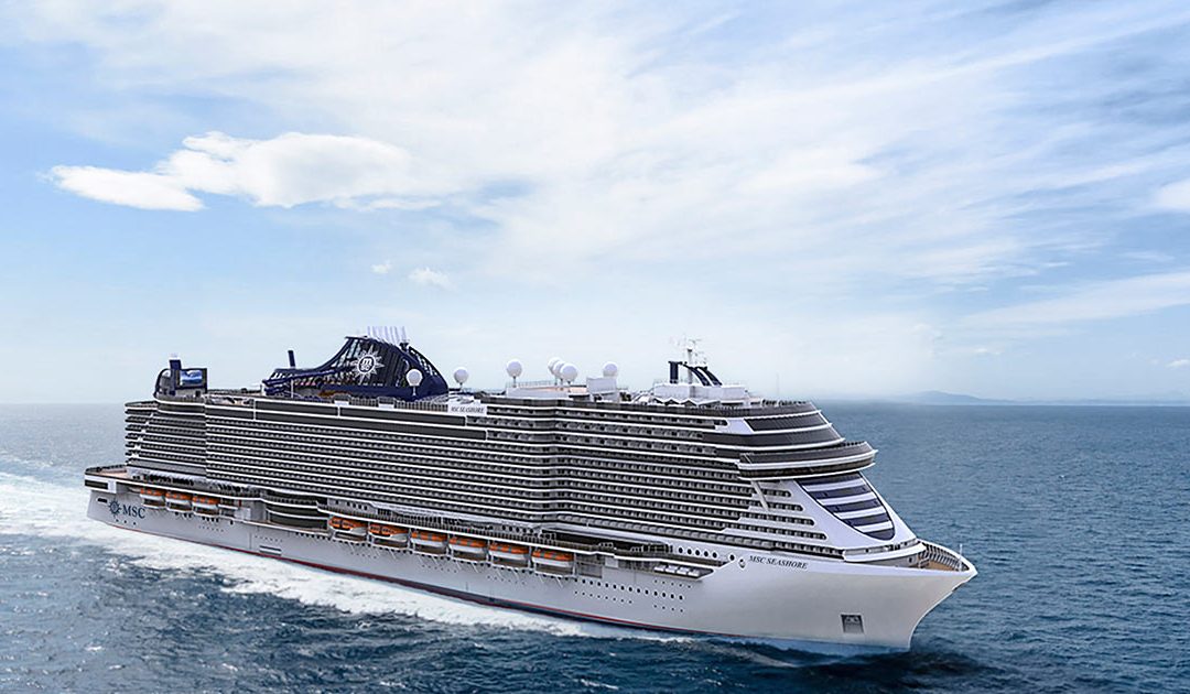 Kreuzfahrtschiff MSC Seashore auf dem offenen Meer bei blauem Himmel