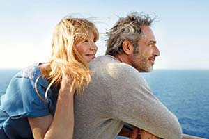 Paar genießt den Ausblick auf dem Sonnendeck einer AIDA Kreuzfahrt